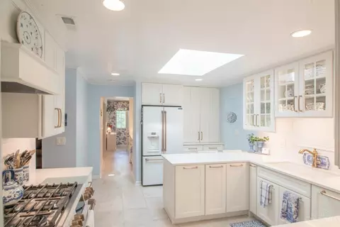 Kitchen - 2000 Beech Grove Dr, Cincinnati, OH 45233 photo 4 of 7