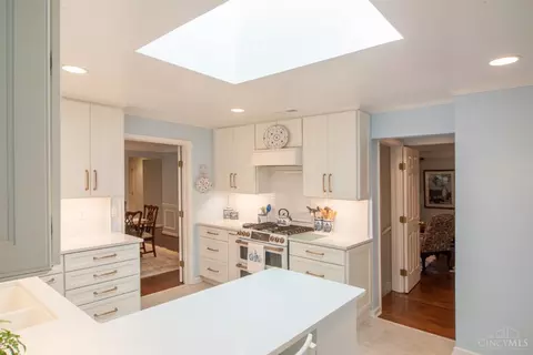Kitchen - 2000 Beech Grove Dr, Cincinnati, OH 45233 photo 5 of 7
