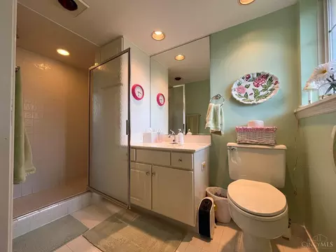 Bath - 2000 Beech Grove Dr, Cincinnati, OH 45233 photo 3 of 4