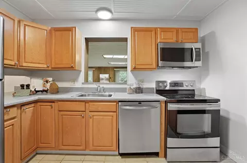 Kitchen - 8584 Mockingbird Ln, Cincinnati, OH 45231 photo 2 of 4