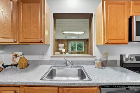 Kitchen - 8584 Mockingbird Ln, Cincinnati, OH 45231 photo 3 of 4