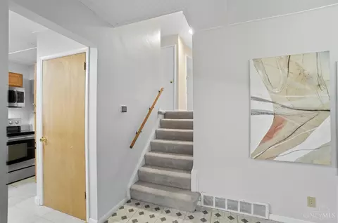 Entry Way - 8584 Mockingbird Ln, Cincinnati, OH 45231 photo 2 of 3