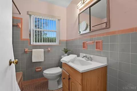 Bath - 8584 Mockingbird Ln, Cincinnati, OH 45231 photo 1 of 3