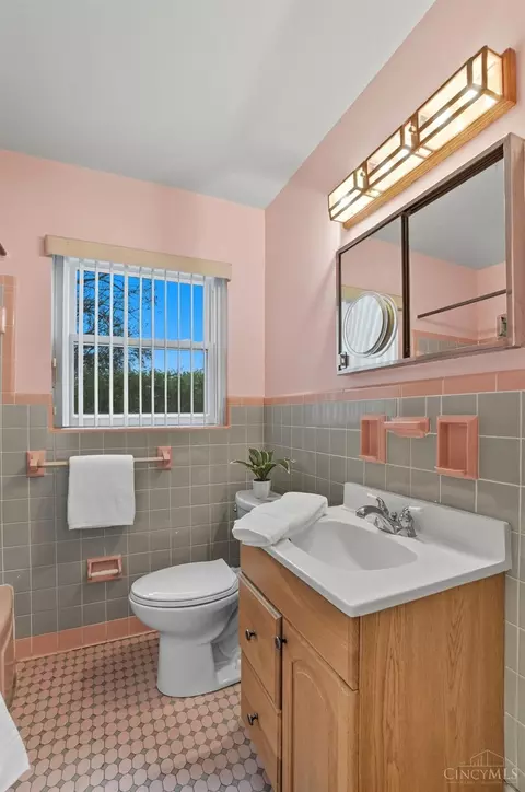 Bath - 8584 Mockingbird Ln, Cincinnati, OH 45231 photo 2 of 3