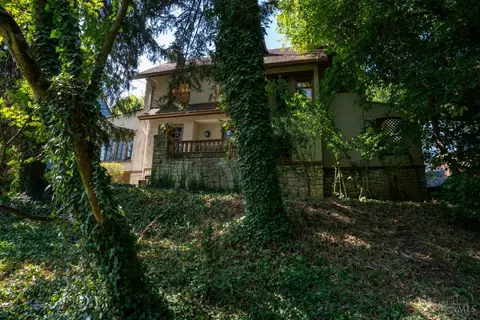 6 Hedgerow Ln, Cincinnati, OH 45220