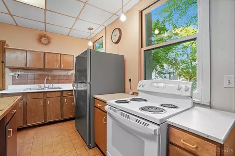 Kitchen - 6 Hedgerow Ln, Cincinnati, OH 45220 photo 4 of 5
