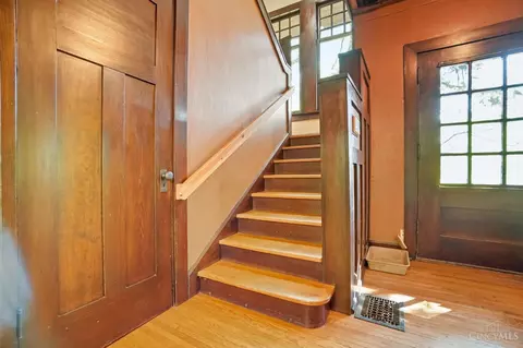 Entry Way - 6 Hedgerow Ln, Cincinnati, OH 45220 photo 1 of 4