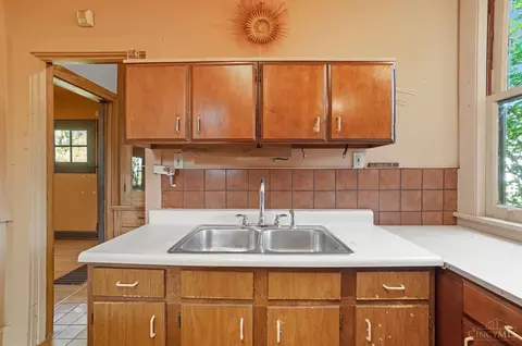 Kitchen - 6 Hedgerow Ln, Cincinnati, OH 45220 photo 5 of 5