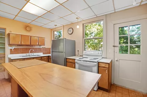 Kitchen - 6 Hedgerow Ln, Cincinnati, OH 45220 photo 1 of 5