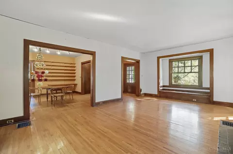 Living - 6 Hedgerow Ln, Cincinnati, OH 45220 photo 3 of 3