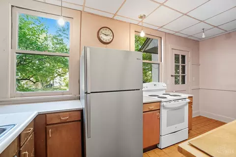Kitchen - 6 Hedgerow Ln, Cincinnati, OH 45220 photo 2 of 5