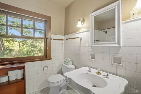 Bath - 6 Hedgerow Ln, Cincinnati, OH 45220 photo 1 of 3
