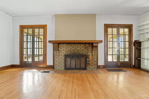 Living - 6 Hedgerow Ln, Cincinnati, OH 45220 photo 2 of 3