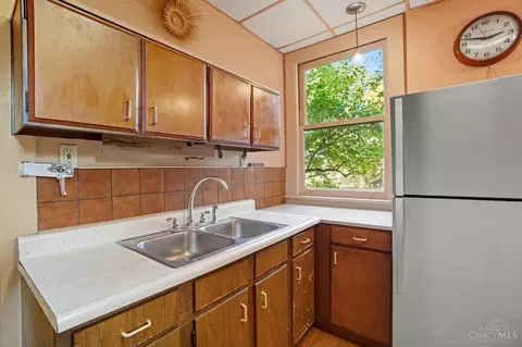 Kitchen - 6 Hedgerow Ln, Cincinnati, OH 45220 photo 3 of 5