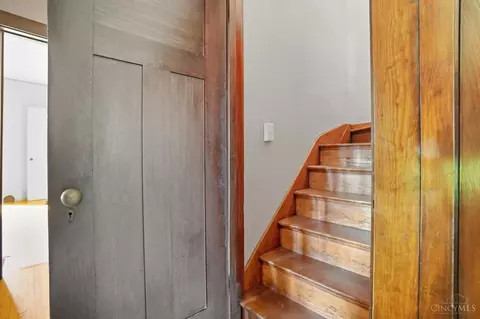 Entry Way - 6 Hedgerow Ln, Cincinnati, OH 45220 photo 3 of 4