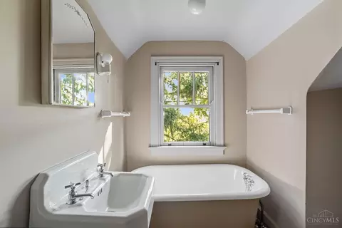 Bath - 6 Hedgerow Ln, Cincinnati, OH 45220 photo 3 of 3