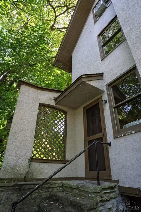 Exterior - 6 Hedgerow Ln, Cincinnati, OH 45220 photo 15 of 16