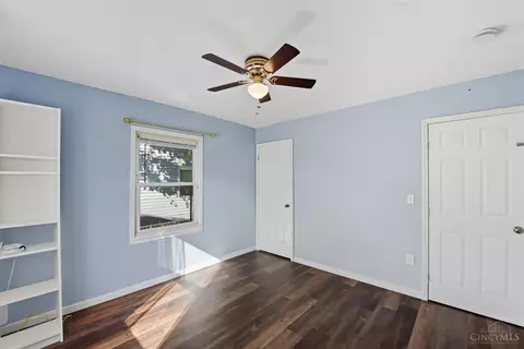 Bedroom - 512 Epworth Ave, Cincinnati, OH 45232 photo 2 of 4