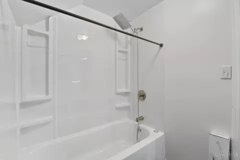 Bath - 512 Epworth Ave, Cincinnati, OH 45232 photo 2 of 4