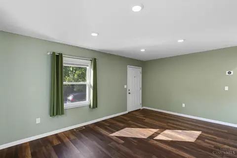 Living - 512 Epworth Ave, Cincinnati, OH 45232 photo 2 of 3