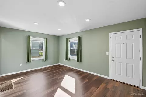 Living - 512 Epworth Ave, Cincinnati, OH 45232 photo 1 of 3