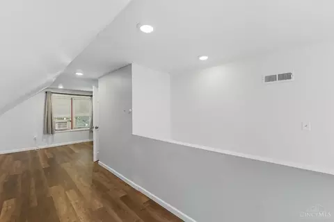 Entry Way - 512 Epworth Ave, Cincinnati, OH 45232 photo 2 of 4