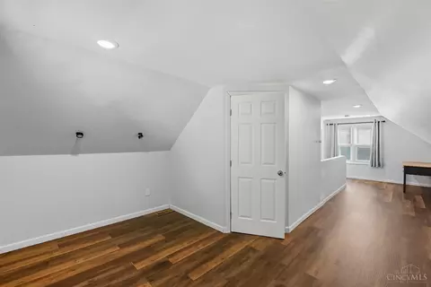 Entry Way - 512 Epworth Ave, Cincinnati, OH 45232 photo 3 of 4