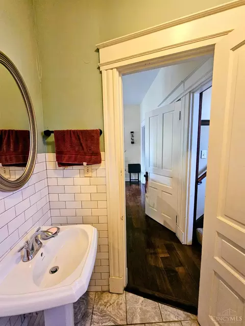 Bath - 820 Suire Ave, Cincinnati, OH 45205 photo 1 of 7