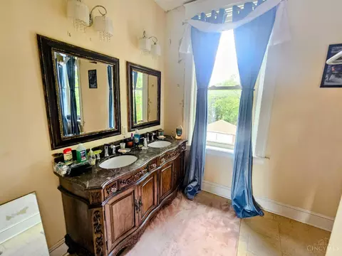 Bath - 820 Suire Ave, Cincinnati, OH 45205 photo 2 of 7