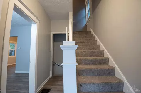 Entry Way - 1634 Gilsey Ave, Cincinnati, OH 45205 photo 2 of 2
