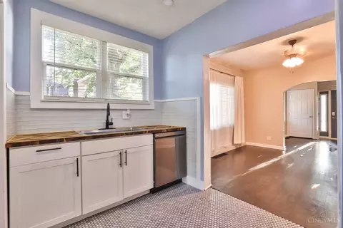 Entry Way - 8459 Vorhees Ln, Cincinnati, OH 45236 photo 1 of 2