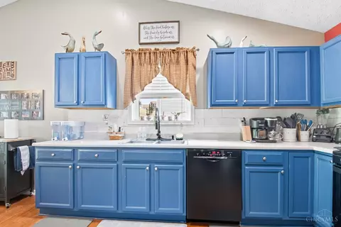 Kitchen - 269 Hedgington Ct, Hamilton, OH 45013 photo 2 of 2