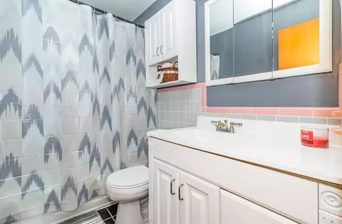 Bath - 2268 Deblin Dr, Cincinnati, OH 45239 photo 1 of 2