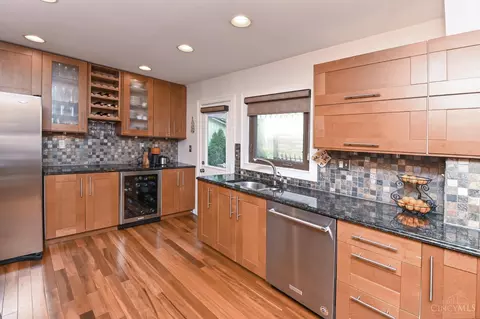 Kitchen - 25 Observatory Hl, Cincinnati, OH 45208 photo 3 of 4