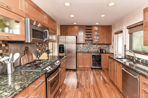 Kitchen - 25 Observatory Hl, Cincinnati, OH 45208 photo 2 of 4