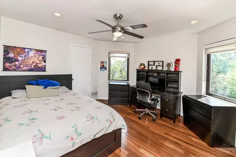 Bedroom - 25 Observatory Hl, Cincinnati, OH 45208 photo 3 of 5