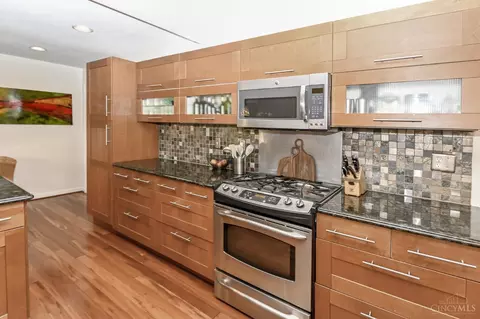 Kitchen - 25 Observatory Hl, Cincinnati, OH 45208 photo 4 of 4