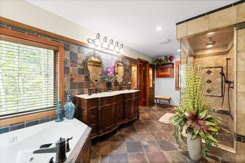 Bath - 3366 Wagner Rd, Cincinnati, OH 45245 photo 5 of 10