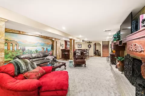 Living - 3366 Wagner Rd, Cincinnati, OH 45245 photo 6 of 9