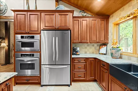 Kitchen - 3366 Wagner Rd, Cincinnati, OH 45245 photo 6 of 8