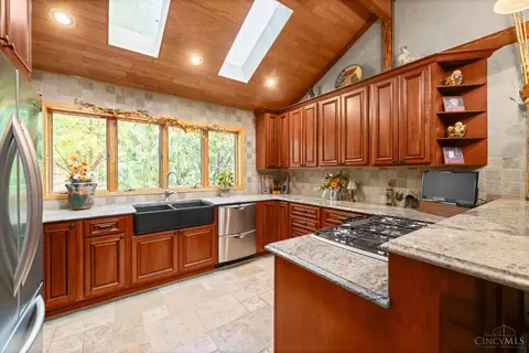 Kitchen - 3366 Wagner Rd, Cincinnati, OH 45245 photo 4 of 8