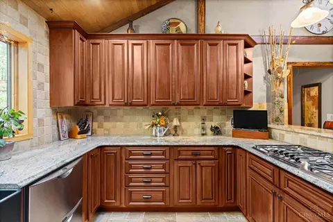 Kitchen - 3366 Wagner Rd, Cincinnati, OH 45245 photo 5 of 8