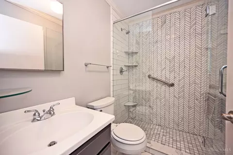 Bath - 4644 Belleview Ave, Blue Ash, OH 45242 photo 1 of 5