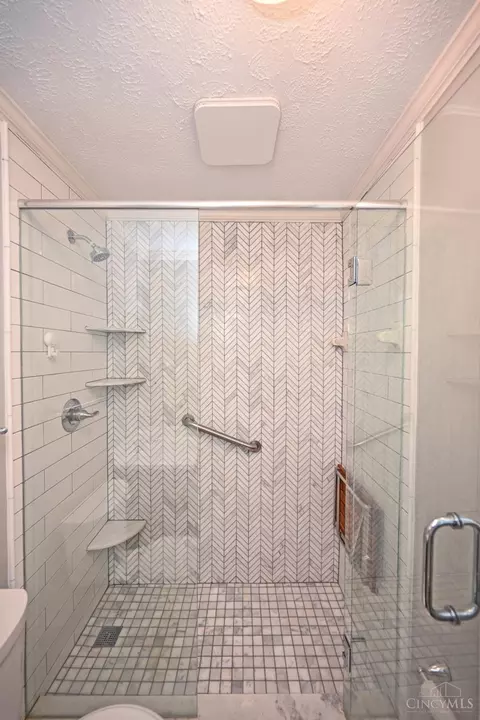 Bath - 4644 Belleview Ave, Blue Ash, OH 45242 photo 2 of 5