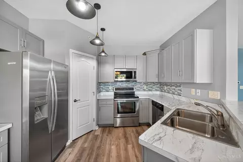 Kitchen - 7601 Skyview Cir, Cincinnati, OH 45248 photo 3 of 5