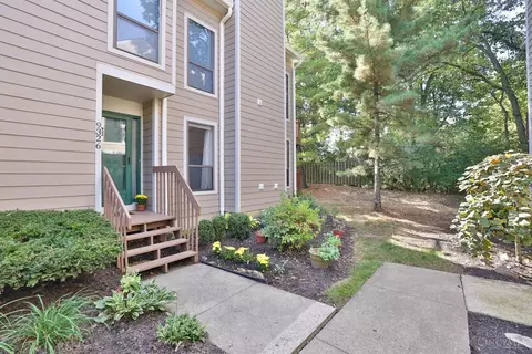 9326 Hunters Creek Dr, Blue Ash, OH 45242