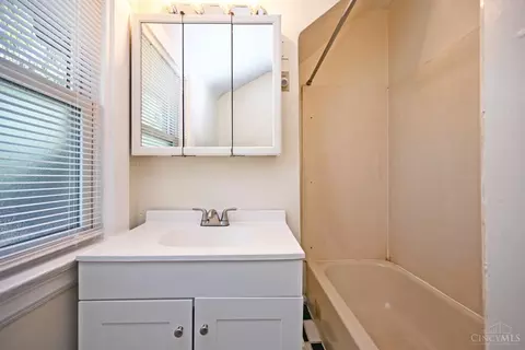 Bath - 649 Derby Ave, Cincinnati, OH 45232 photo 2 of 3
