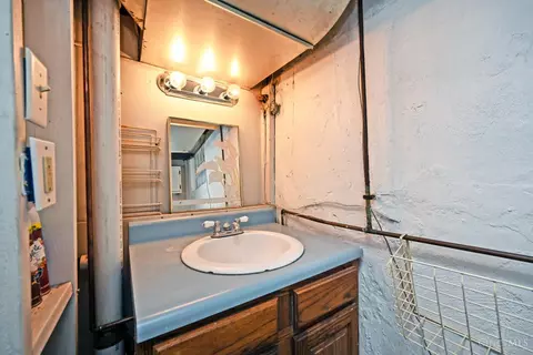 Bath - 649 Derby Ave, Cincinnati, OH 45232 photo 3 of 3
