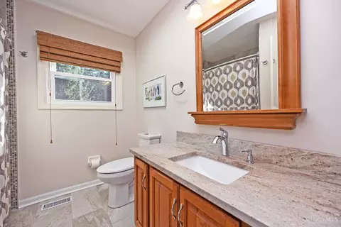 Bath - 7516 Kingston View Ct, Cincinnati, OH 45255 photo 5 of 6