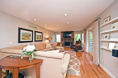 Living - 7516 Kingston View Ct, Cincinnati, OH 45255 photo 1 of 4